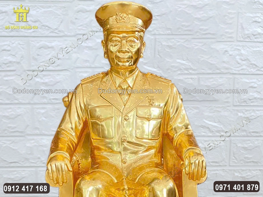 Gương mặt uy nghi&ecirc;m của B&aacute;c Gi&aacute;p được chạm khắc sắc n&eacute;t
